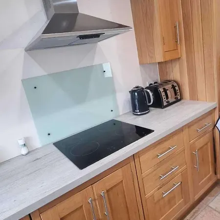 Oyster Hideaway - 1 Bedroom - Sleeps 2 *
